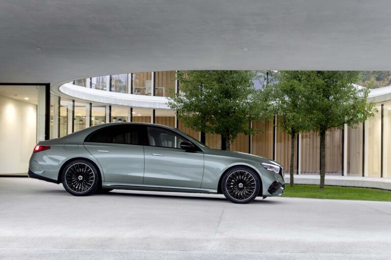 Mercedes-Benz E-Klasse, AMG Line; Exterieur: Verdesilber; Interieur: Nappaleder nevagrau/schwarz, Mittelkonsole in Metall-Mischgewebe silber hell Mercedes-Benz E-Class AMG line; exterior: verde silver; interior: Nappa leather neva grey/black, light silver metallic mixed fabric centre console