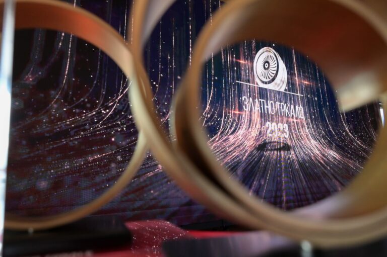 Zlatno Trkalo za naslovna