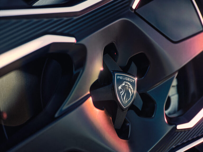 Peugeot Е-3008_22